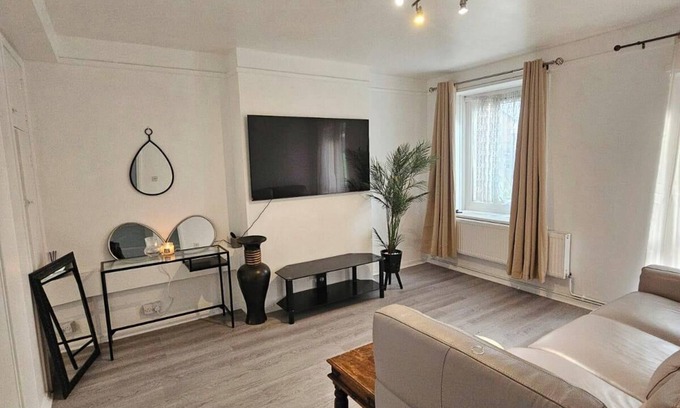 Tulse Hill Apartment | Victorian Gem Excellent Transport Links, Ideal for Tourists & Commuters!