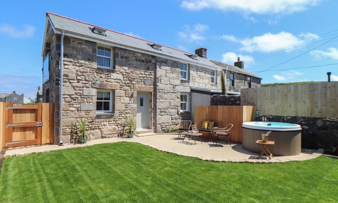 Pendeen Cottage | VICTORY VIEW, pet friendly, with hot tub in Pendeen