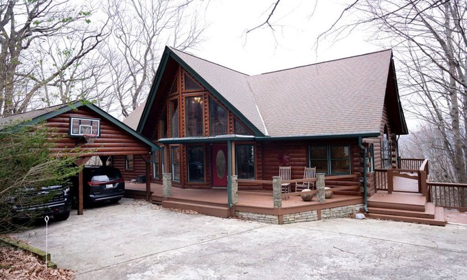Tate House | "View on a Whim” Luxury Cabin with Breathtaking Views, Theatre, Hot Tubs, Hiking