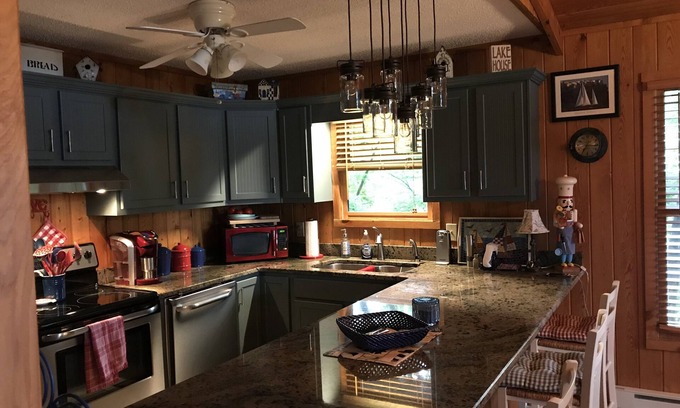 Glenville Cottage | View The Lake Among Hummingbirds And Butterflys