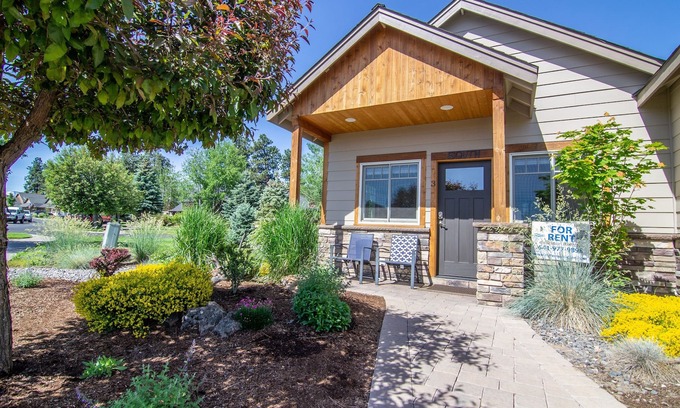 Sisters Condo | Views! 1 Blk to Town,New+Spotless, pets ok- South