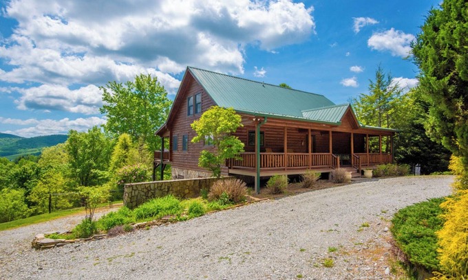 Sparta Cabin | Views + Fenced Yard + Fire Pit + Close to New River Outfitters