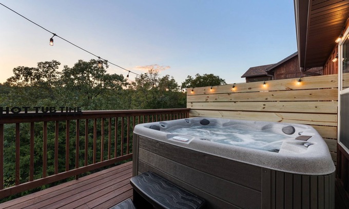 Reeds Spring Cabin | Views! Priv. Hot Tub. 2 Resort Pools. Golf Resort. Sports Courts & Playgrounds.