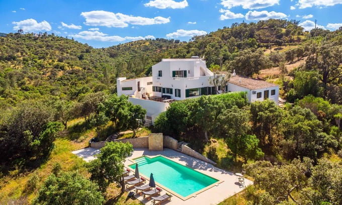 Corte Vidreiro Villa | Villa Eiras Altas by Portucasa