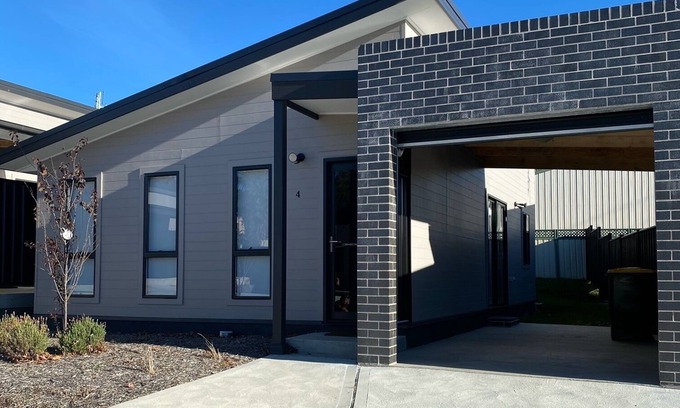 Bowenfels House | VILLA 2, Brand new SLEEPS 7, great location, CLEAN ,security complex in Lithgow