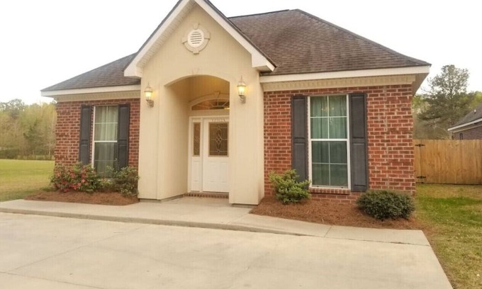 Pine Grove Apartment | Villa 4, spacious townhouse in Tickfaw, LA