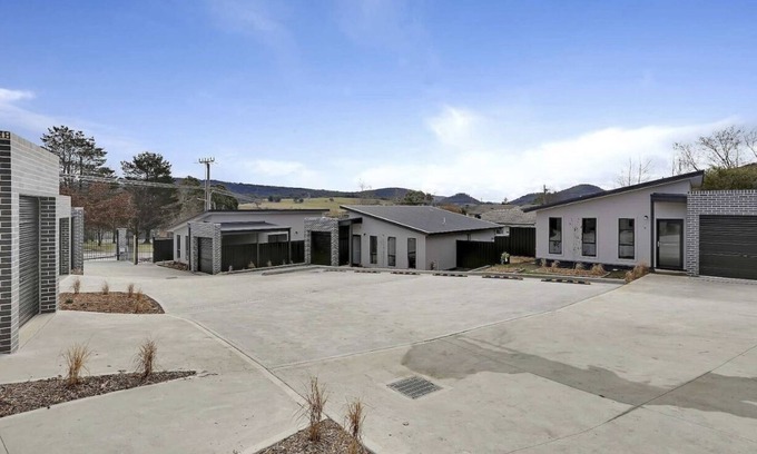 Bowenfels House | VILLA 7, Brand new SLEEPS 6, great location, CLEAN and security complex