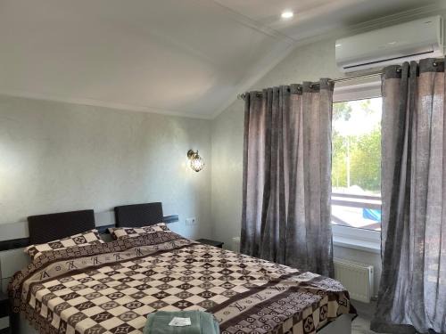 Chisinau House | Villa aeroport розовый дом