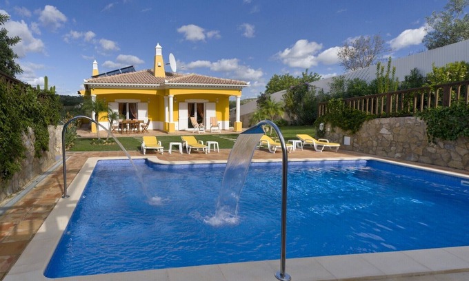 Pata de Cima Villa | Villa Amarela is a beautiful, spacious villa with private pool