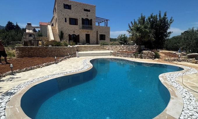 Apokoronas Villa | Villa Aphrodite, large swimming pool, sea & Mountain View’s