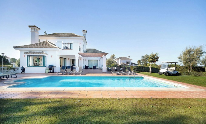 Arcos de la Frontera Villa | Villa "Arcos golf Jacaranda 5 dormitorios" with Mountain View, Pool & Wi-Fi