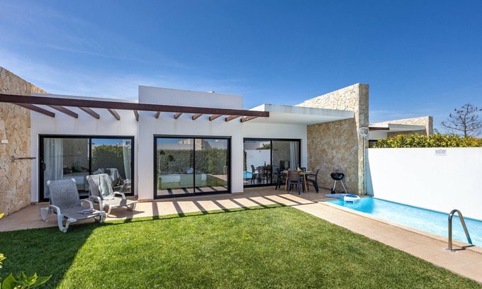 Sagres House | Villa Back Loop with private pool and garden in Sagres