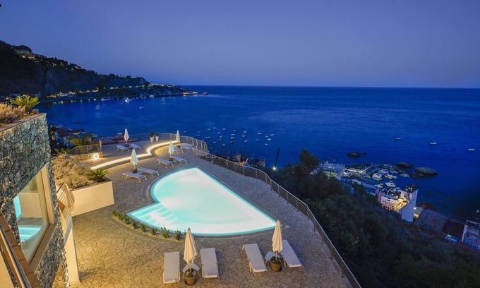 Taormina Villa | Villa Bella Giardini Naxos Taormina, 600 mt far from the sea