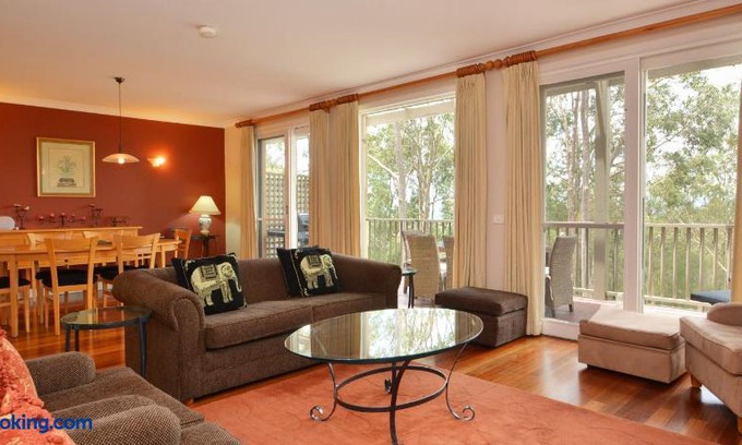 Pokolbin Villa | Villa Bella Vista located within Cypress Lakes
