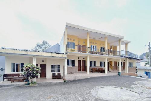 Pacet Hotel | Villa Bukit Bunga Syariah RedPartner Pacet