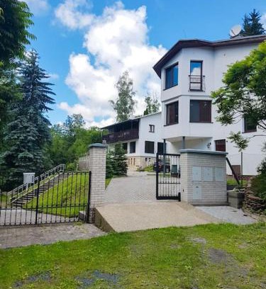 Zlutice Villa | Villa By the Creek