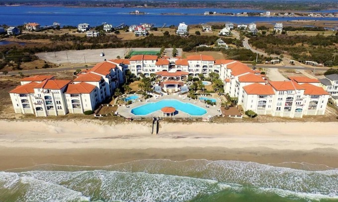 North Topsail Beach Resort | Villa Capriani - Ocean Front resort- King Suite#1- Sleeps 4