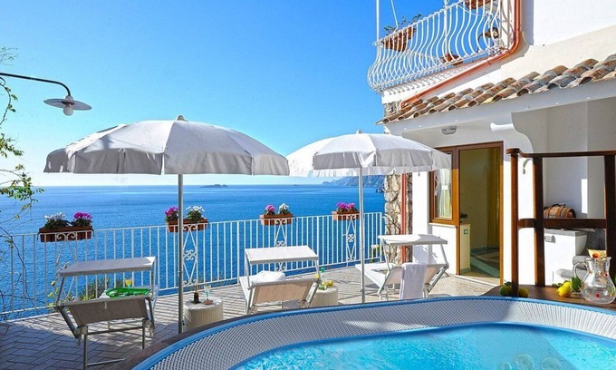 Arienzo House | Villa Carilla A: An elegant apartment which faces the sun and the sea, with Free WI-FI.