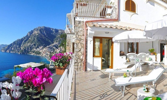 Arienzo House | Villa Carilla B: An elegant apartment which faces the sun and the sea, with Free WI-FI.