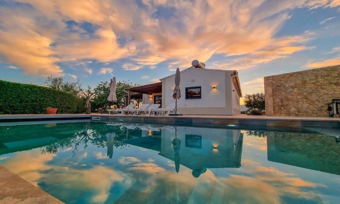 Gorjoes Villa | Villa "Casa Das Andorinhas" with mountain views, private heated pool & WLAN