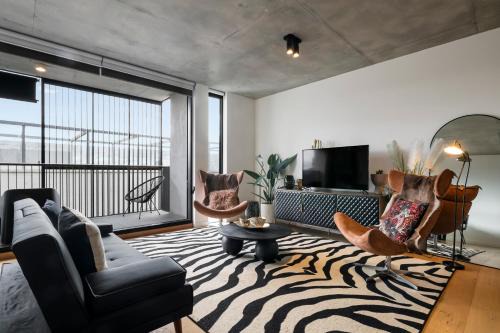 Richmond Apartment | Villa Casa ~ Designer 3BR Apt~2Car~Perfect Getaway