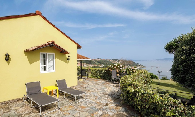 Bueu Villa | Villa "Casa Vieja de Bueu" with Mountain View, Wi-Fi, Garden & Terrace