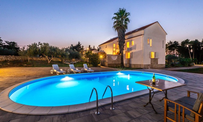Zrce House | Villa Christina for up to 20 people - with pool, max. capacity 30 people