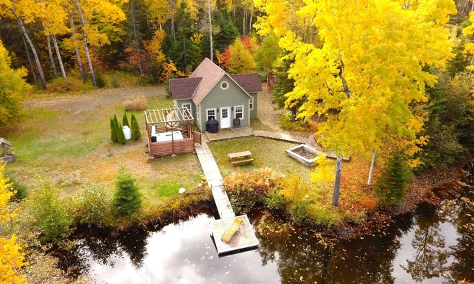 Saint-Simon Ski Chalet | Villa De L'Épervier, Watherfront. Between sea and mountains. Private Hot tube.