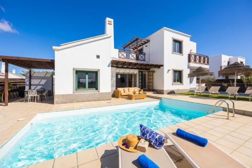 Playa Blanca Villa | Villa Dacil