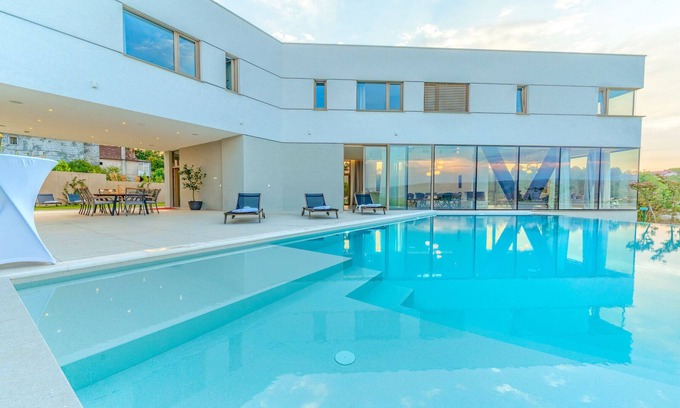 Zmijavci Villa | Villa Daedalus - outstanding villa with a heated pool, spa and a tennis court