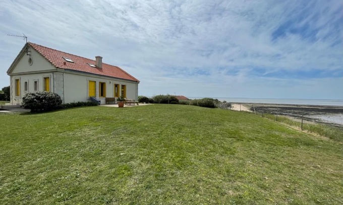Port-des-Barques House | Villa de charme face à l'océan, sur une Ile avec accés direct plage