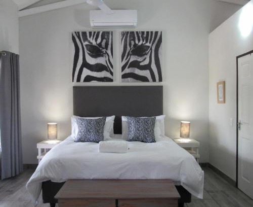 Marloth Park Villa | Villa de Leeu, Perfect for Two