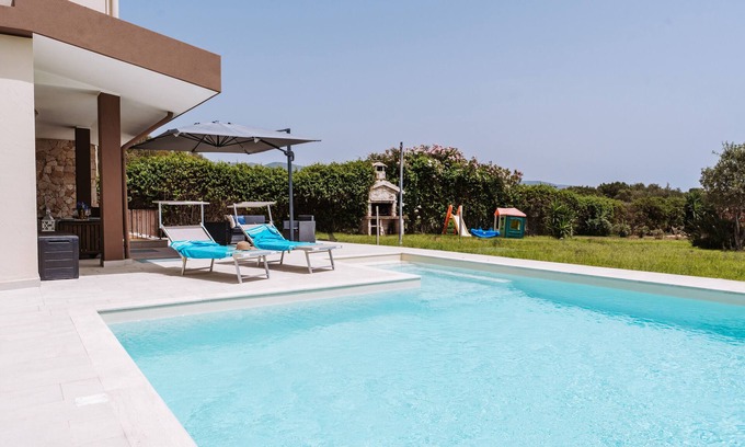 Quartu Sant'Elena Villa | Villa 'Delle Viole' with Private Pool, Wi-Fi and Air Conditioning