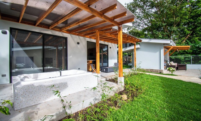Uvita Apartment | Villa El Perezoso, hot tub, close 2 beach!