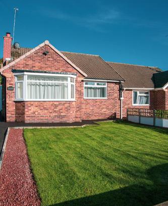 Northampton Villa | Villa Emma - Modern Bungalow with EV Point, Free Parking & Workspace