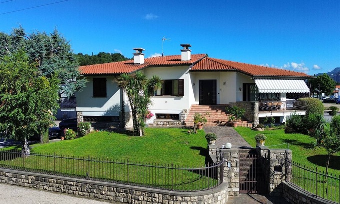 Raffa Villa | Villa Fiorita a Puegnago By Bookinggardalake