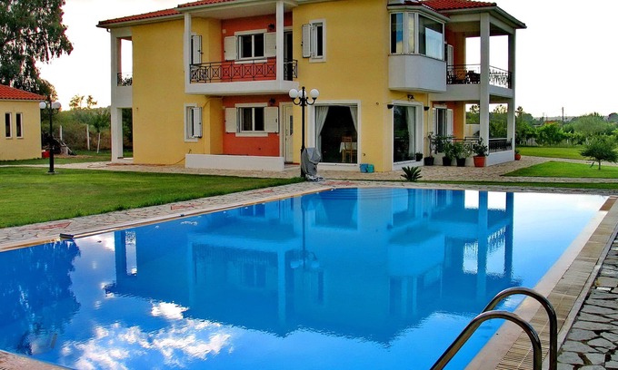 Pyrgos Villa | Villa Giannopoulos - Luxury villa with pool, garden and barbeque facilities