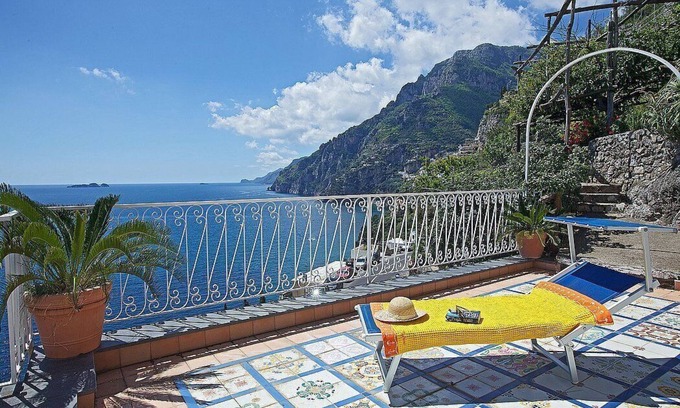 Arienzo Villa | Villa Greta: A characteristic cottage which faces the sun and the sea, with Free WI-FI.