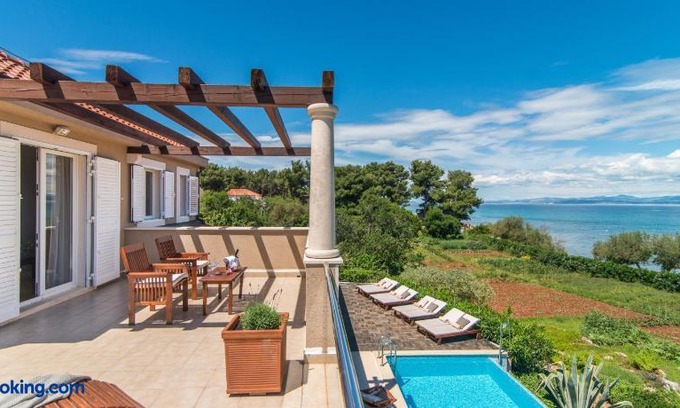 Mirce Villa | Villa Gumonca