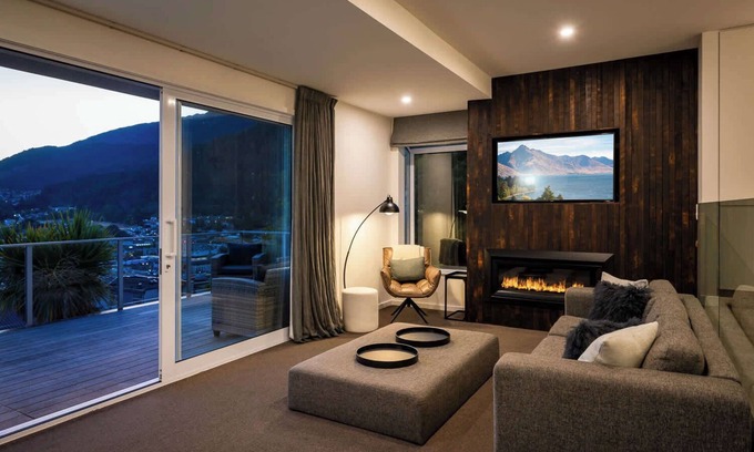 Queenstown City Centre Apartment | Villa Habeke | Lake Views, Gas Fire, A/C, BBQ