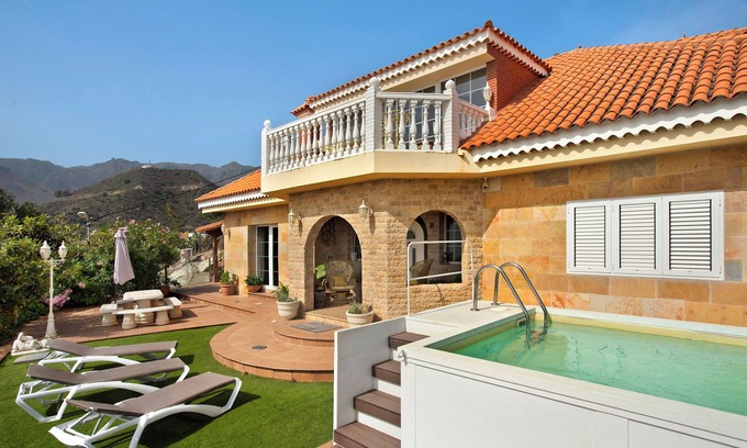 Valsequillo de Gran Canaria Villa | Villa Holiday Home Hemi with Mountain View, Sea View, Pool, Wi-Fi, Terraces & Garden