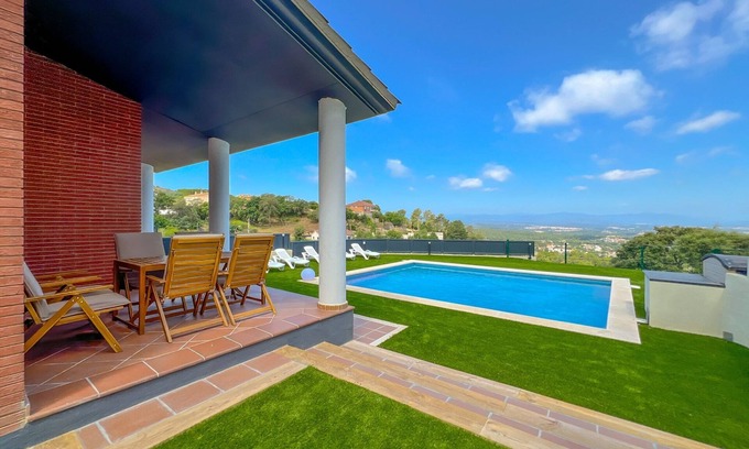 Mont Barbat Apartment | Villa in Costa Brava with Private Pool