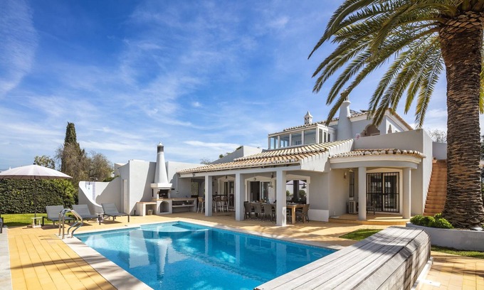 Mato Serrao Villa | Villa in coastal town of Carvoeiro, Algarve