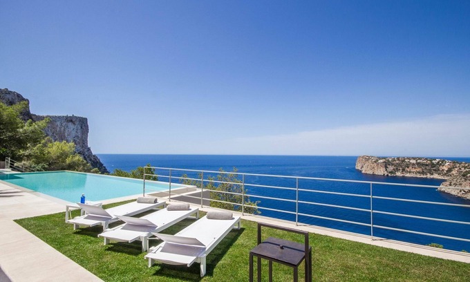 Son Cladera Villa | Villa in Palma De Mallorca with 6 bedrooms sleeps 12
