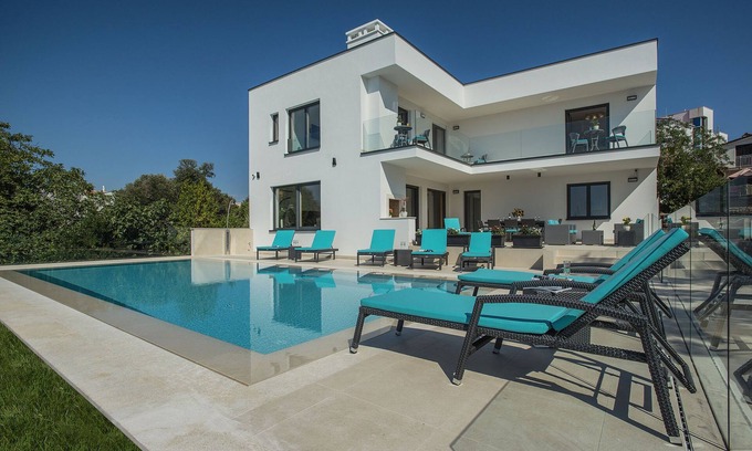 Pjescana Uvala Villa | Villa in Pješčana by the Beach with Pool