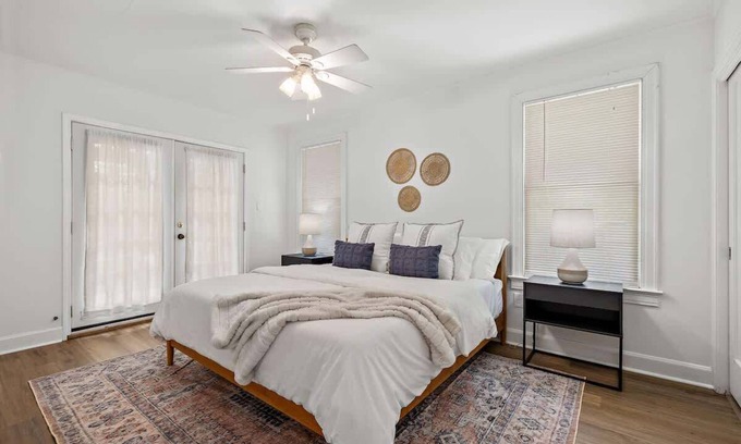 Zilker House | Villa in Zilker - Peaceful Stylish Home with Yard