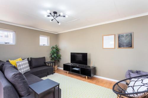 Century City Apartment | Villa Italia 933 by CTHA