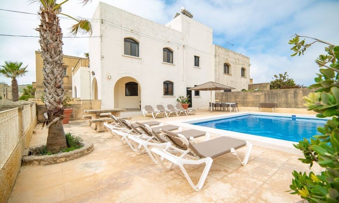 Ta' Għammar Villa | Villa Kannella Lussu - 4 Bedroom Villa - Beautiful Stone Pool Area