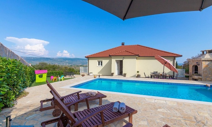Zmijavci House | Villa Katarina * mit Pool, Kinderspielplatz, Grillstelle