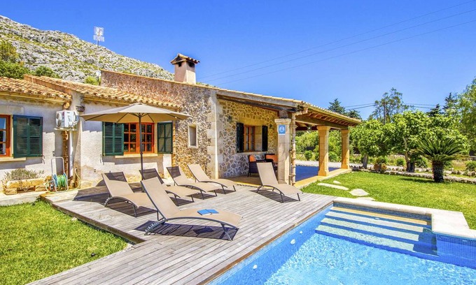 Urbanitzacio la Font Villa | Villa La Font - This villa includes table tennis, WIFI & A/C